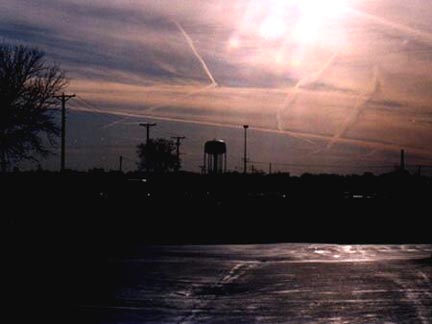 April 24, 1999, Three Rivers, Michigan, 90-degree angled contrail. Photograph © 1999 by Alan Otterson.