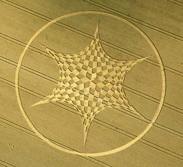 6-pointed wheat pattern filled with nearly a hundred diamond, or lozenge, shapes of standing crop was reported on Sunday morning, August 6, 2006, on Blowingstone Hill in Kingston Lisle, Oxfordshire County.  Ring diameter was measured at 330 feet. Aerial image © 2006 by Cropcircleconnector.com.