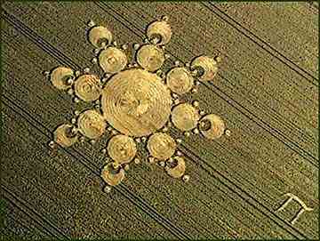 Aerial photograph © 1999 by Ulrich Cox and Peter Sorensen, September 1, 1999, Avebury, Wiltshire, England.