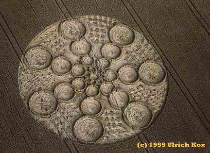"Basket" wheat formation discovered in the early morning of August 6, 1999 at Bishops Cannings before the farmer erased it entirely with his tractor. 46.3 meters (152 feet) diameter. Aerial photograph © 1999 by Ulrich Kox.