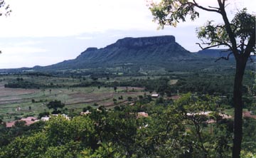 The large Corguinho, Brazil mesa rises to the east of the Urandir and  Jessica Oliveira farm in foreground. Photograph © 2003 by Linda Moulton Howe.