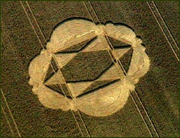 Aerial photograph of Upavon crop formation taken with digital video camera © 1999 by Peter Sorensen and Ulrich Kox. 