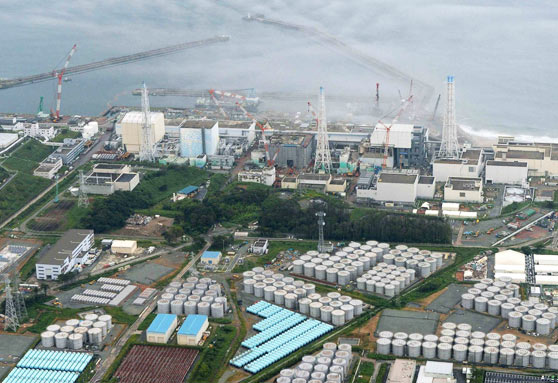 A 2013 aerial view shows Tokyo Electric Power Co. (TEPCO)'s radioactive Fukushima Daiichi nuclear power plant and its increasing number of radioactive water storage tanks. Image © 2013 by Reuters.
