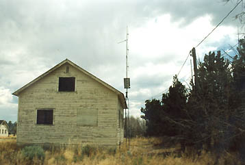 Above and below: Mono-directional antenna powered by new solar energy array, July 17, 2005.  Photographs © 2005 by Linda Moulton Howe.