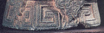 Above: Carved base of the 16th century Aztec statue of Xochipilli. Below: Border in second phase of the Silbury Hill wheat formation reported on August 3, 2004. Blow-up from aerial photograph © 2004 by Roiland Beljon.