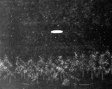 The object that Derek Smith and his wife saw at the drive-in movie theater in Hinesville, Georgia, near Fort Stewart in April 1974. First it appeared as a bright white light high in the night sky. Then it slowly descended over trees to an altitude of approximately 300 to 400 feet. Drawings by Derek Smith for Howe.