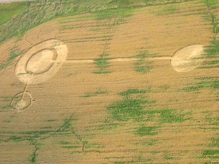 Wheat formation reported July 23, 2002. Approximately 140 meters/354 feet longest length. Electrostatic crackling sound reported by two visitors to the formation. Aerial photograph © 2002 by Clynt King.