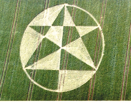 Aerial photograph of East Field, Alton Barnes, Wiltshire formation discovered May 20, 2000 in barley © Lucy Pringle 2000.