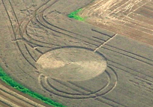 Flattened circle measured 99 feet in diameter. Inner ring was 82 feet in diameter. Outer ring was 108 feet in diameter. Ring widths varied from 1.5 to 3 feet. Backward "F" was 65.5 feet long. "Antenna" was 55 feet long. The "corner angle" near the top of the image is a major part of the geometry. Measurements by Ted Robertson, Jeff Wilson and Roger Sugden, ICCRA. Aerial photograph © 2006 by Travis McQueen, Manager, Huntingburg Airport.