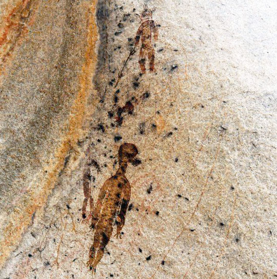  10,000-year-old cave rock painting of a hairless, large-headed, big black-eyed being that has four fingers and four toes, resembling the modern description of “Grey extraterrestrials” from thousands of people in the human abduction syndrome that describe being taken by such beings into craft and then returned. But like the Indian villagers who have been taken and never returned, how many humans are abducted and not returned by the 4-fingered Grey non-humans? All images © 2014 Amit Bhardwaj, The Times of India.