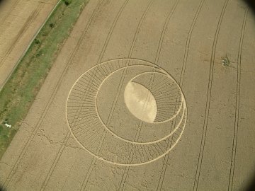 The Morgan’s Hill rays come together at a point that lines up with the central wheat ‘fountain’ and the stone marker which is the dark spot in the middle of tramlines to the right of the formation. Aerial photograph © 2003 by Nick Nicholson. 