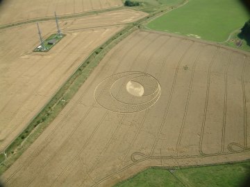  Radio transmission towers atop Morgan’s Hill are south of the North Down formation. The crop formation at center lines up with the Morgan’s Hill stone marker whichis the dark spot in the middle of tramlines to the right of the formation. Aerial photograph © 2003 by Nick Nicholson.