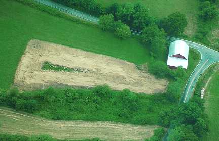 Triangle of randomly downed rye inside a triangle-shaped larger field near the Leicester 4-circle pattern. Aerial photograph © 2005 by Jeffrey Wilson, ICCRA.