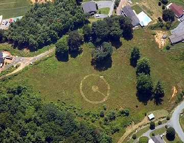Large 110-foot-diameter ring surrounding pathway to 23-foot-diameter central swirled circle in Burnsville, North Carolina. Discovered by ICCRA while flying straight line. Photograph © 2005 by Jeffrey Wilson, ICCRA.