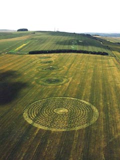 North Down concentric rings in barley line up with four ancient burial mounds more than 4,000 years old. Aerial photograph © 2003 by Lucy Pringle.