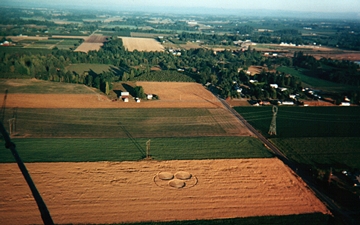 Early morning August 13, 2000 hot air balloon ride near Woodburn, Oregon. Photograph © 2000 by Linda Ross.