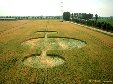 The wheat formation discovered early in the morning of July 10, 2003, by the farmer in Oss, Noord Brabant, Holland. Pole image © 2003 by Robert Boerman, www.dcca.nl.