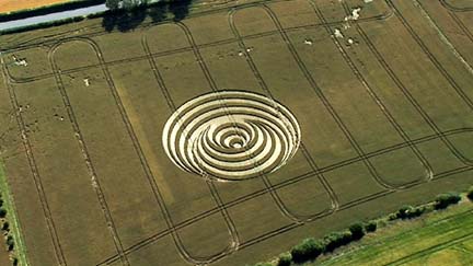 An echo of Savernake Forest pattern reported three days earlier on July 8, 2006. Aerial image © 2006 by Julian Gibsone and Cropcircleconnector.com.