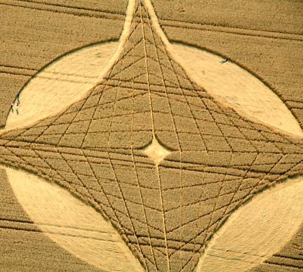 Etchilhampton wheat formation reported August 15, 2006. Point-to-point  measured 332 feet and the thin lines were 9 to 10 inches wide. All aerial images © 2006 by Lucy Pringle, www.lucypringle.co.uk.