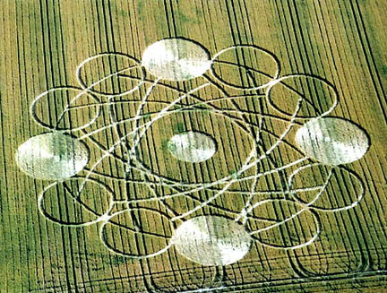 Complex wheat pattern at least 500 feet in diameter reported on July 15, 2005, at Garsington, Oxfordshire, England. Aerial photograph © 2005 by Lucy Pringle.
