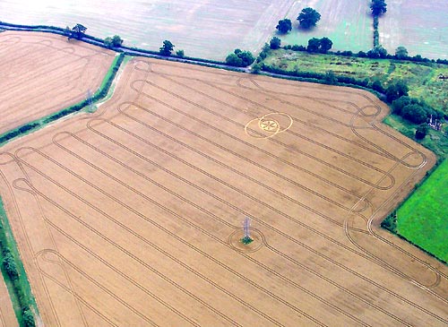 Flower of Life inside a Vesica Piscis was reported on July 30, 2006, in this Toot Baldon wheat field southwest of Garsington, Oxfordshire. Aerial image © 2006 by Andrew King.