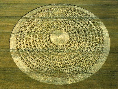 Eleven concentric rings of a repeating pattern laid down in a straight line with four burial mounds At North Down west of Silbury Hill and Avebury reported July 6, 2003.  See: Earthfiles July 11, 2003. Aerial photograph © 2003 by Steve Alexander..