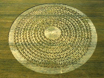 Eleven concentric rings of a repeating pattern laid down in a straight line with four burial mounds At North Down west of Silbury Hill and Avebury reported July 6, 2003. See Earthfiles July 11, 2003. Aerial photograph © 2003 by Steve Alexander.