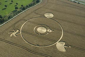 Patney, Wiltshire wheat formation reported on July 28, 2004. Aerial photograph © 2004 by Steve Alexander.