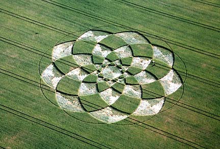 9-Fold geometry reported on July 2, 2006, in wheat near the ancient Rollright Stone Circle near Chipping Norton, Oxfordshire. Aerial image © 2006 by Lucy Pringle, www.lucypringle.co.uk.