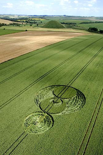 Silbury Hill in background. June 21, 2006, summer solstice pattern reported after night of police controlling crowds at Silbury and Avebury sacred sites on June 20-21, 2006. Aerial © 2006 by Steve Alexander.