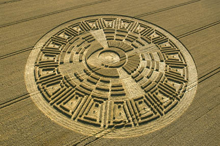 Wheat formation estimated to be 320 feet in diameter, reported August 9, 2005, near stone circle and long barrow of Wayland's Smithy, near Ashbury, Oxfordshire, England. Aerial image © 2005 by Steve Alexander. ]