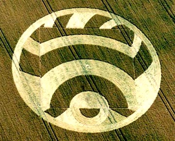 Unusual pattern reported July 14, 2003 in the field between Pickled Hill and Woodborough Hill, Alton Barnes, Wiltshire, England. Aerial photograph © 2003 by Lucy Pringle.
