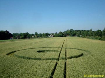 Both the inner flattened circle and the outer flattened ring have the narrow 20-centimeters-wide borders of more deeply pressed plants in them as well, making a total of three unusual details in the formations. Photograph © 2003 by Robert Boerman.