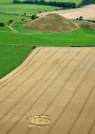  Above and below: Afternoon of Monday, August 3, 2009, was the first anyone knew that this new wheat pattern was near Silbury Hill. Aerial image © 2009 by Olivier Morel, WCCSG.