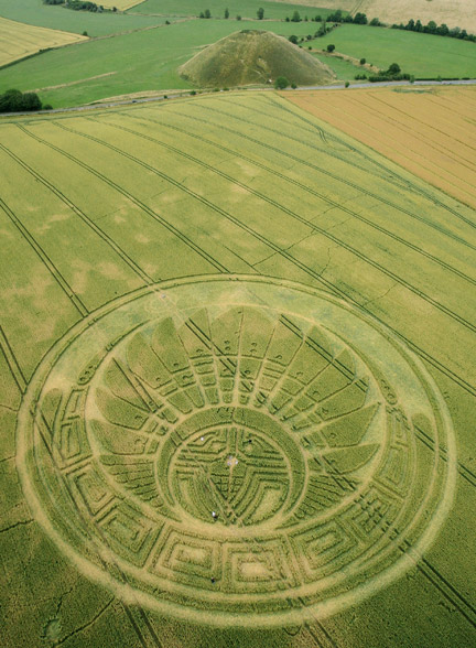 Silbury Hill “Quetzalcoatl Headdress” about 350 feet in diameter first discovered July 5, 2009, around 4:30 AM by documentary film crew that had been camped all night atop Silbury Hill and were first into the extraordinary pattern. Aerial image © 2009 by Lucy Pringle. For other images and information: Cropcircleconnector.