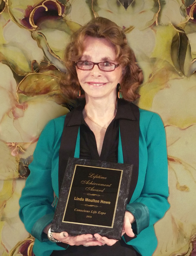 Linda Moulton Howe was honored with a Lifetime Achievement Award by the 2016 Conscious Life Expo, Los Angeles, February 20, 2016. Image by Serena Wright Taylor.